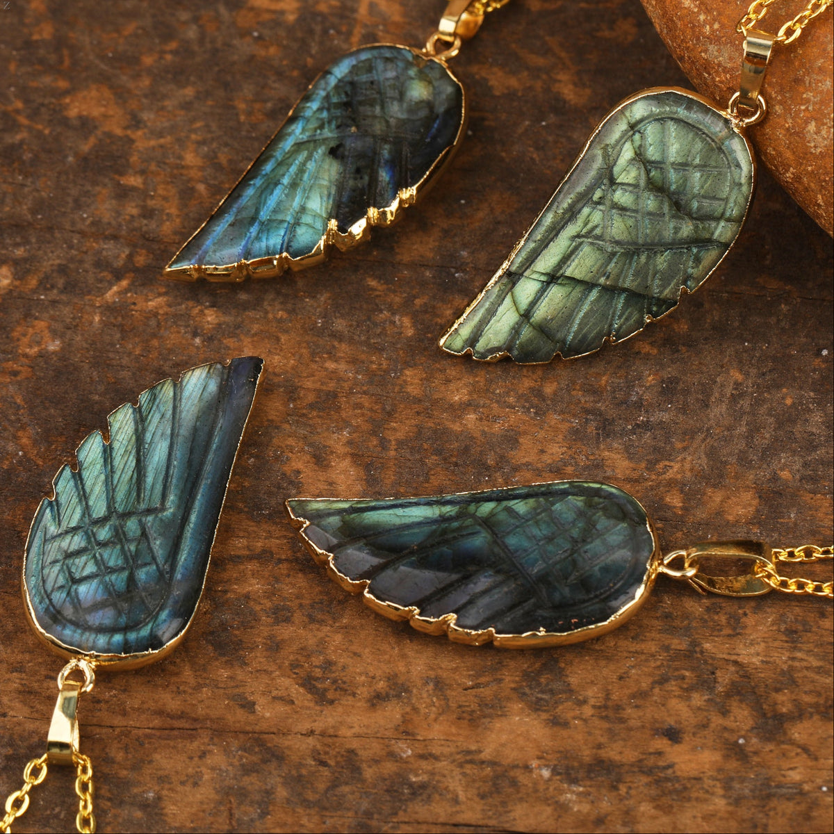 Colar Asa de Anjo de Labradorite Natural Banhado a Ouro 18K