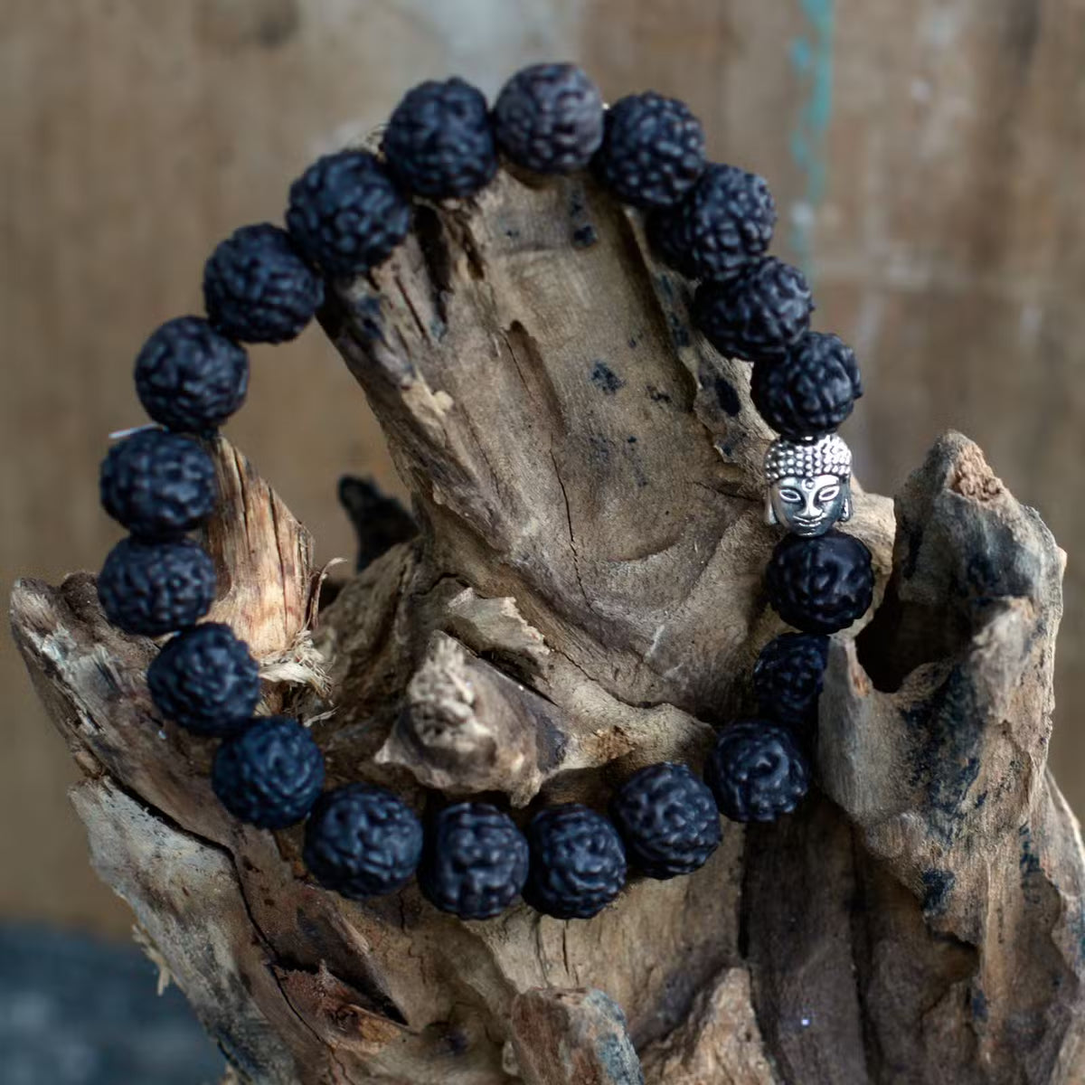 Pulseira de Rudraksha com Buda - Conexão Espiritual e Paz Interior